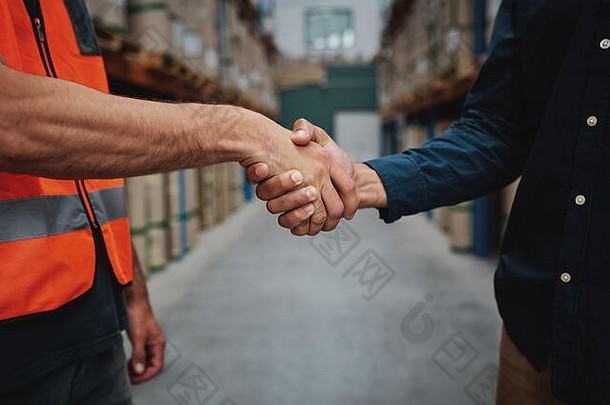 两名男子在签订集装箱租赁协议时握手并握手的特写镜头