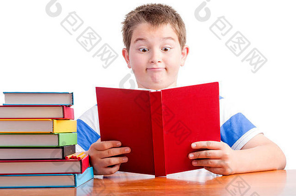 这个年轻的<strong>小学</strong>生对他在学校课本上读到的事实感到惊讶，他惊奇地看着课本
