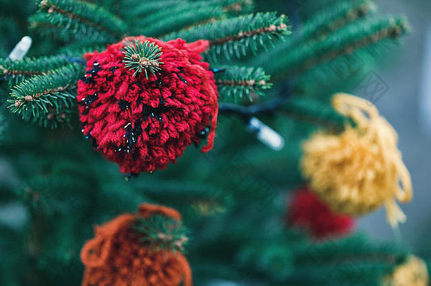 羊毛手工制作的装饰圣诞节树户外Diy纱工艺品有创意的的想法孩子们环境回收浪费概念选择