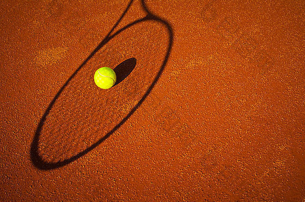 在粘土球场上打网球