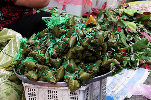 越南的传统食物为5月5日，是双五节或tet-doan-ngo，绿叶糯米团，也叫banh-u-tro和p