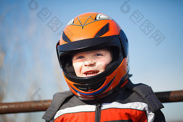 男孩<strong>摩托车</strong>头盔准备骑