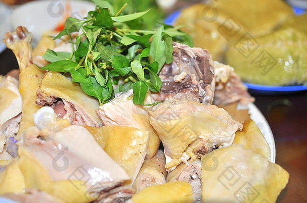 越南每家每户在农历新年的年终派对上都要吃煮鸡
