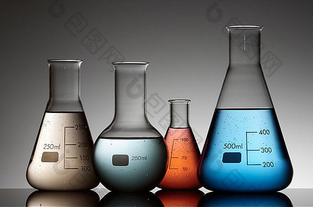 四个实验室烧瓶，内装多色液体