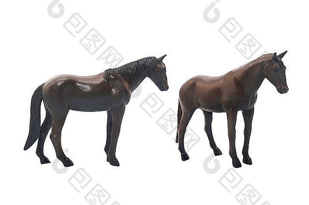 孤立的深棕色马玩具站在白色背景剖面和角度视图。