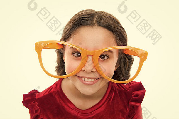 提高视力的眼<strong>保健操</strong>。小女孩戴着大眼镜。视力和健康。光学和视力治疗。有效的运动眼睛变焦。孩子视力好，很快乐。激光校正。