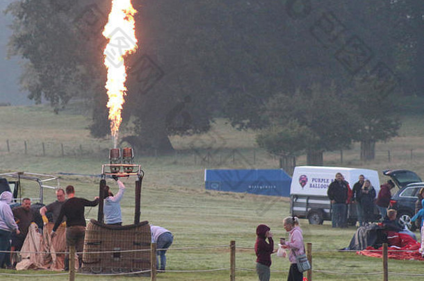 英国威尔特郡朗利特，2019年9月15日，天空之旅。热气球在天空中翱翔。黎明时设置和测试燃烧器