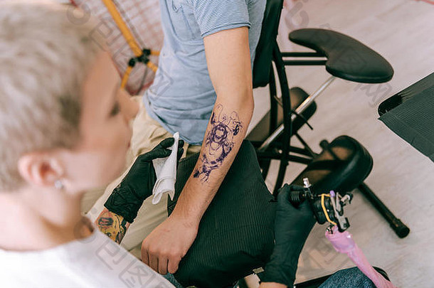 专业纹身师傅携带专用机器和布料