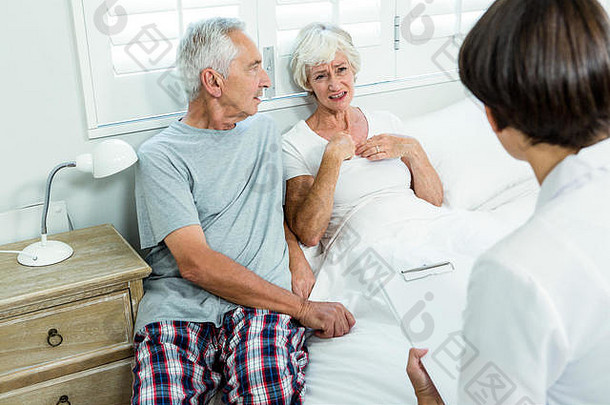 老妇人和男人与女医生交谈