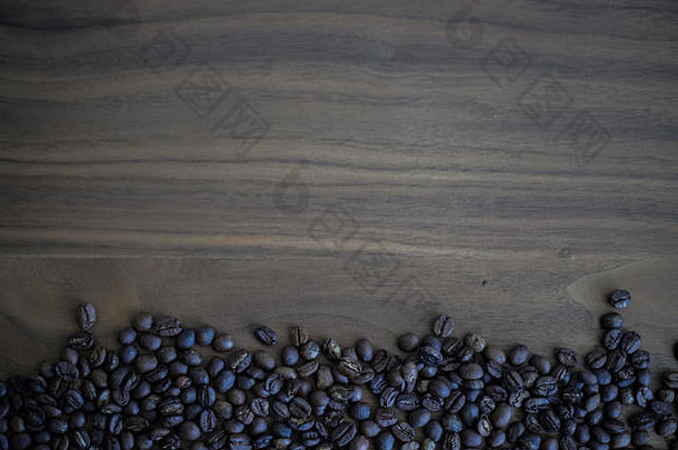 绿色的咖啡豆，散落在桌子上，棕色的木头纹理，木头背景和咖啡豆