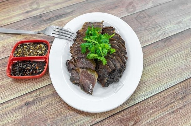 红烧牛肉片：餐桌上的中式亚洲食物
