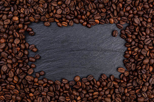 黑色桌子上烤咖啡豆制成的框架，俯视图