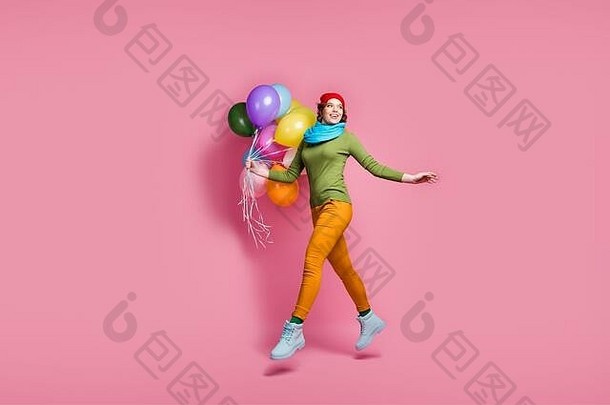 快乐的梦幻女孩的全长照片跳拿许多气球看广告空间去散步享受春天穿红色毛衣鞋
