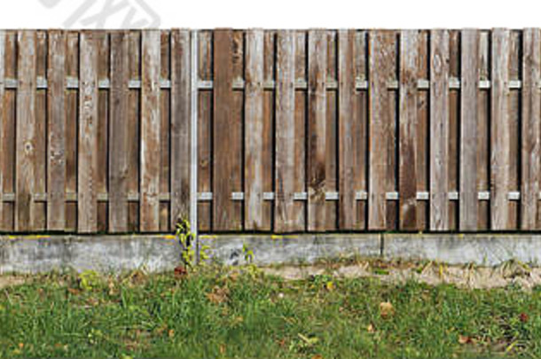 长固体岁的棕色（的）木农村栅栏垂直松木板基地使cimple混凝土孤立的白色全景拼贴画