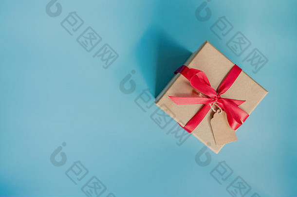 顶视图棕色新年礼盒，蓝色粉彩背景，带空间。