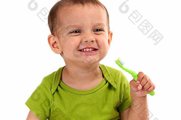 可爱的小男孩刷牙，隔离在白色背景上