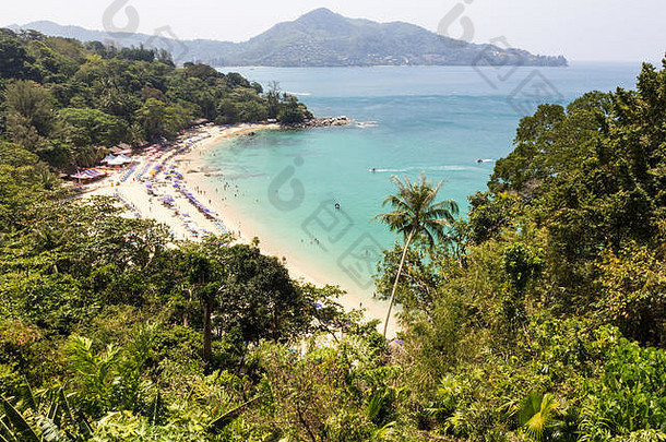 泰国普吉岛，在禁止日光浴床和土地所有者阻止进入之前，莱姆辛海滩