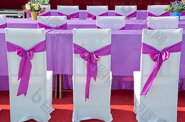 紫色的丝带椅子桌子上