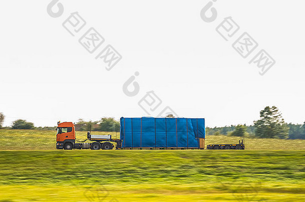 卡车在乡村公路上运送超大货物