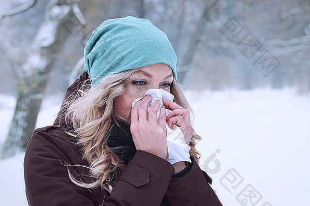 女人吹鼻子冬天