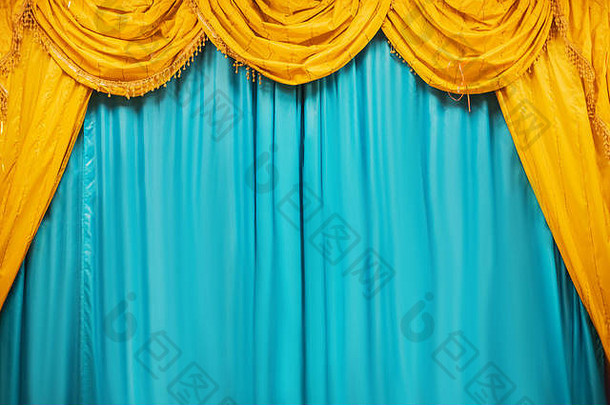 剧院阶段黄色的窗帘