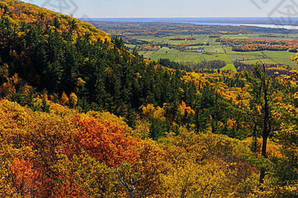 秋天加拿大魁北克省加蒂诺塔瓦迪纳了望台的埃尔德利悬崖和渥太华河谷全景图