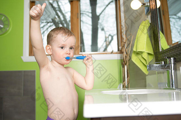 孩子孩子刷牙牙齿浴室