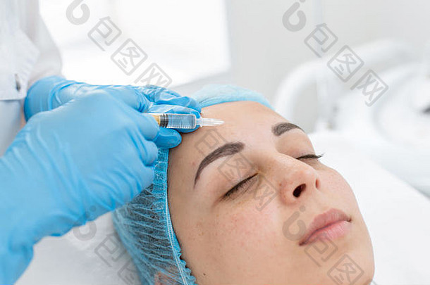 美容师为患者面部皮<strong>肤</strong>注射专业的回春维生素。一个年轻女孩正在接受一个疗程的水疗