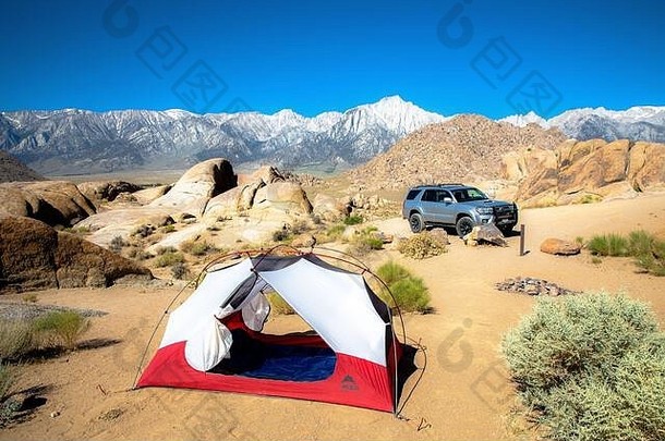 在加利福尼亚荒野的帐篷里露营