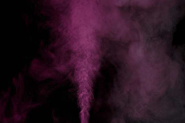 黑色背景上的紫色水蒸气。纹理设计元素。抽象艺术。蒸汽加湿器。微距镜头。