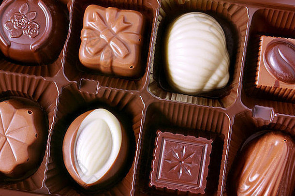 特写一盒各色美味的棕色和白色巧克力