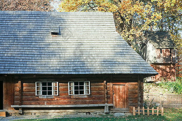 乌克兰历史国家小屋木瓦屋顶