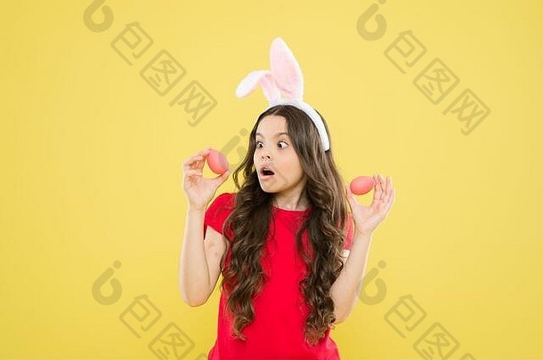 复活节兔子庆祝<strong>活动</strong>。复活节<strong>春节</strong>快乐。健康快乐。童年幸福观。准备复活节了。小女孩戴着兔子耳朵。复活节快乐。