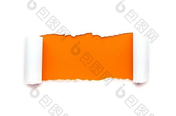 白纸上的一个洞，有撕裂的边缘，隔离在白色背景上，内部有明亮的橙色纸张背景。