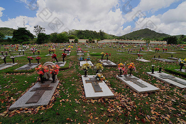 波多黎各庞塞的一个公墓，那里只允许在坟墓上放假花。