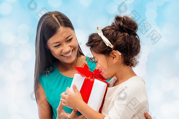 快乐的妈妈和小女孩，带着礼物盒