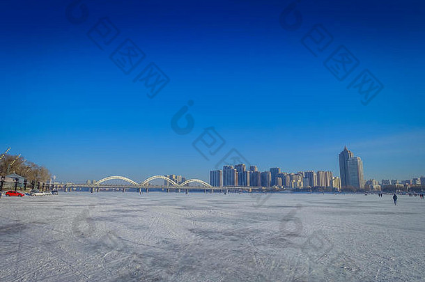 中国哈尔滨冬季冰冻的松花江美景