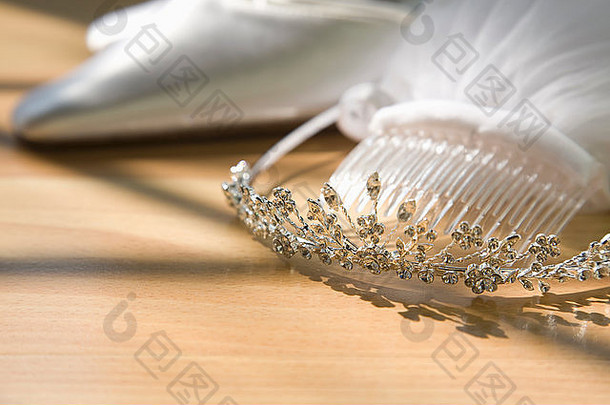 新娘婚礼皇冠、面纱和白色婚礼密趾鞋的特写镜头