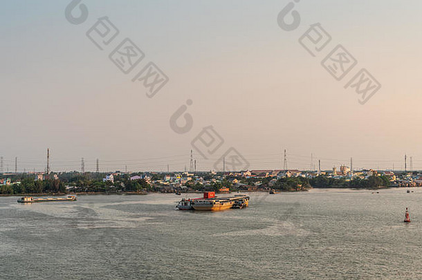 越南富康——2019年3月13日：日落时分的龙头河。全城拍摄，两艘驳船相互<strong>靠岸</strong>，一艘普通货船关闭