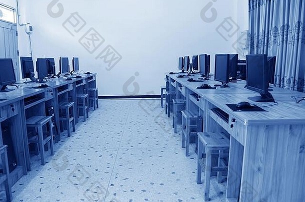 计算机实验室，整齐地摆放着一排排的计算机。
