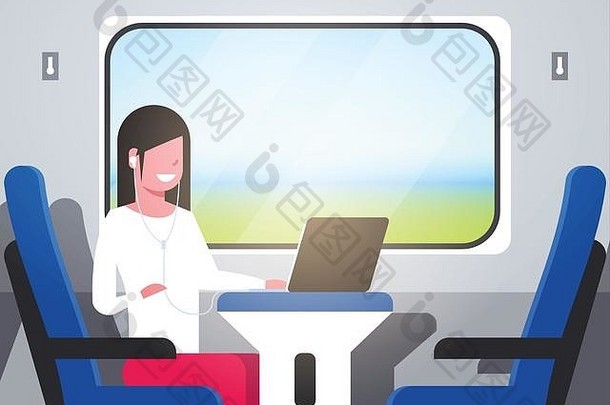 女人火车乘客听音频书耳机旅游女孩坐着蓝色的扶手椅铁路旅行概念女字符肖像