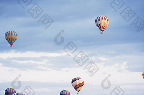 集团热空气气球飞行天空