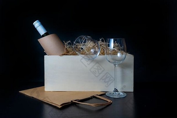 酒瓶眼镜白色盒子稻草黑色的背景概念交付服务客户