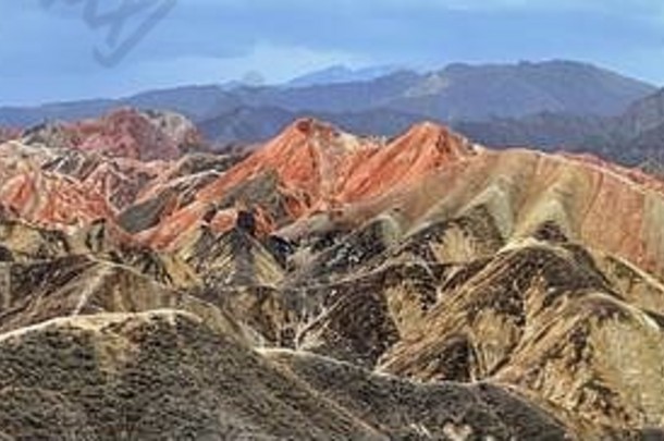 中国甘肃省张掖丹霞国家地质公园彩虹山的多彩景观。