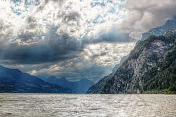 瑞士阿尔卑斯山的瓦伦湖，<strong>风雨交加</strong>