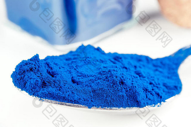 蓝色螺旋藻（藻蓝蛋白）是一种从蓝绿藻中提取的深蓝色天然色素