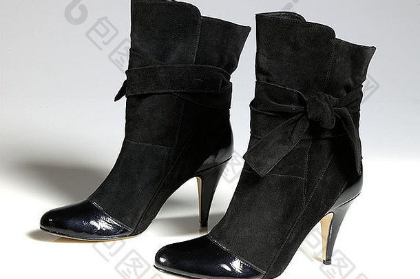 一双女式黑色踝靴