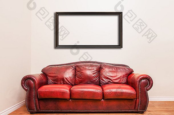 豪华的红色的皮革沙发上前面空白墙文本标志图片