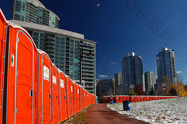 行可移植的橙色卫生间路径公寓高层建筑塔多伦多冬天蓝色的天空