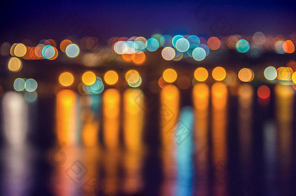 抽象蓝色圆形波基背景，水中反射的城市灯光